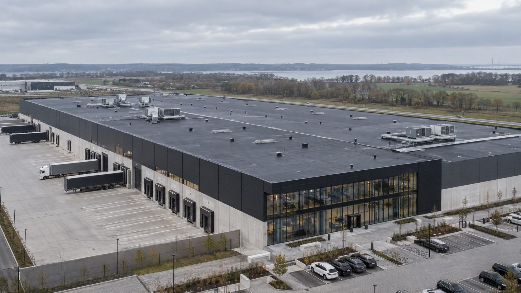 Stort fladt tag på moderne erhvervsbygning