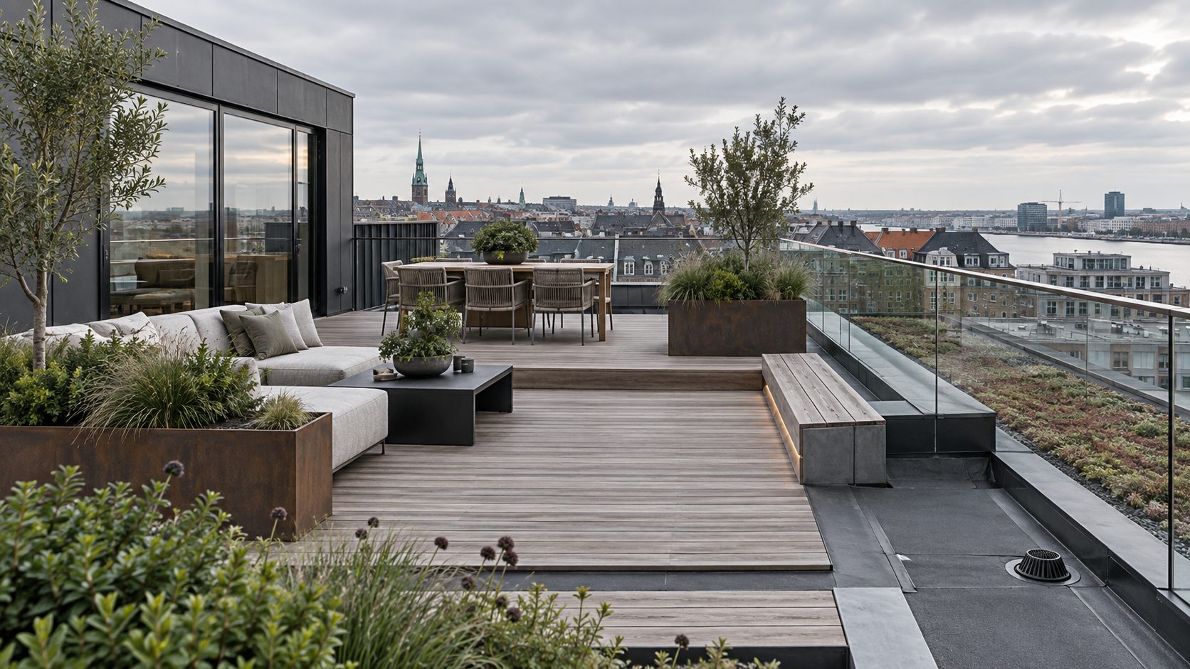 Moderne tagterrasse med beplantning og synlige tagdetaljer